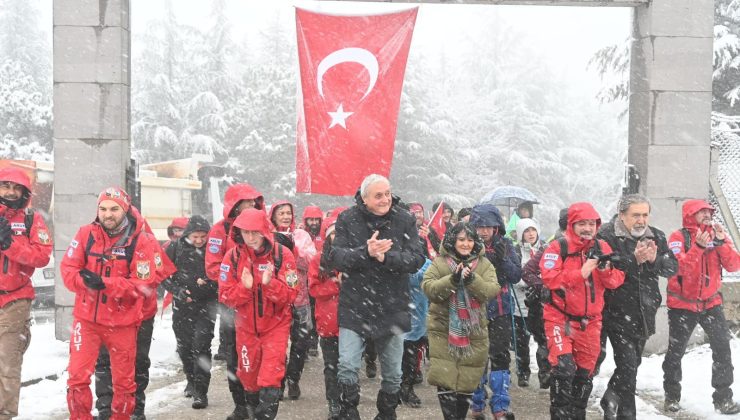 METRİSTEPE’DE TARİHE YÜRÜYÜŞ: 1. İNÖNÜ ZAFERİ’NİN 105. YILINDA BİNLER KAR ALTINDA ŞEHİTLERİ ANDI