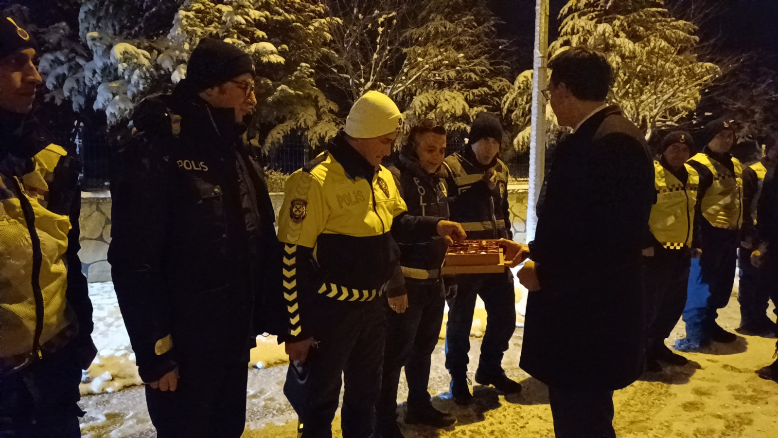 Kaymakam Kara yılbaşı gecesi kurum çalışanlarını ziyaret etti