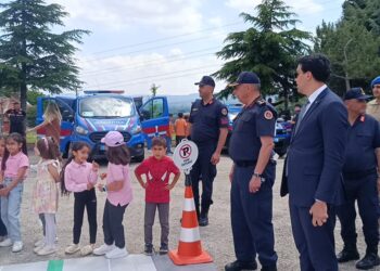 Jandarmanın Sirenleri Bu Kez Çocuklar İçin Çaldı