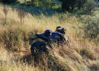 DİREKSİYON HÂKİMİYETİNİ KAYBEDEN MOTOSİKLET TARLAYA SAVRULDU: 1 YARALI