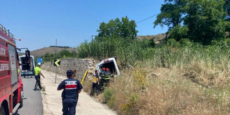 İSTİNAT DUVARINA ÇARPAN HAFİF TİCARİ ARAÇ YAN YATTI: 1 YARALI