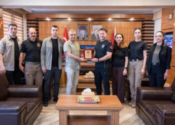 EMEKLİ OLAN POLİS MEMURU TANER’E PLAKET TAKDİM EDİLDİ