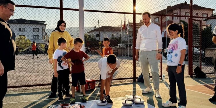 KAYMAKAM KILIÇ ÇOCUKLARLA BİLEK GÜREŞİ YAPTI