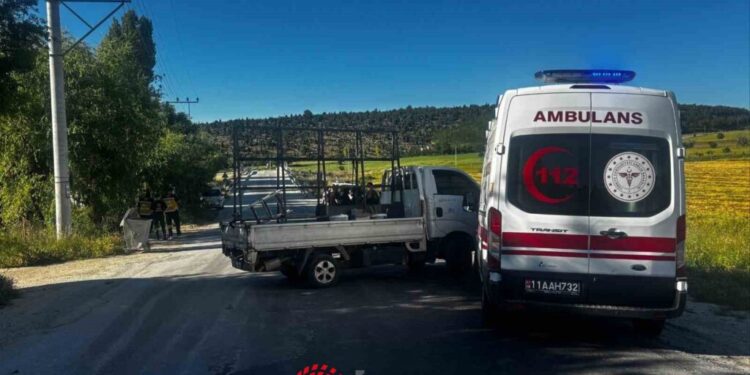 Bilecik’te Ambulans ile kamyonetin çarpıştığı kaza korkuttu